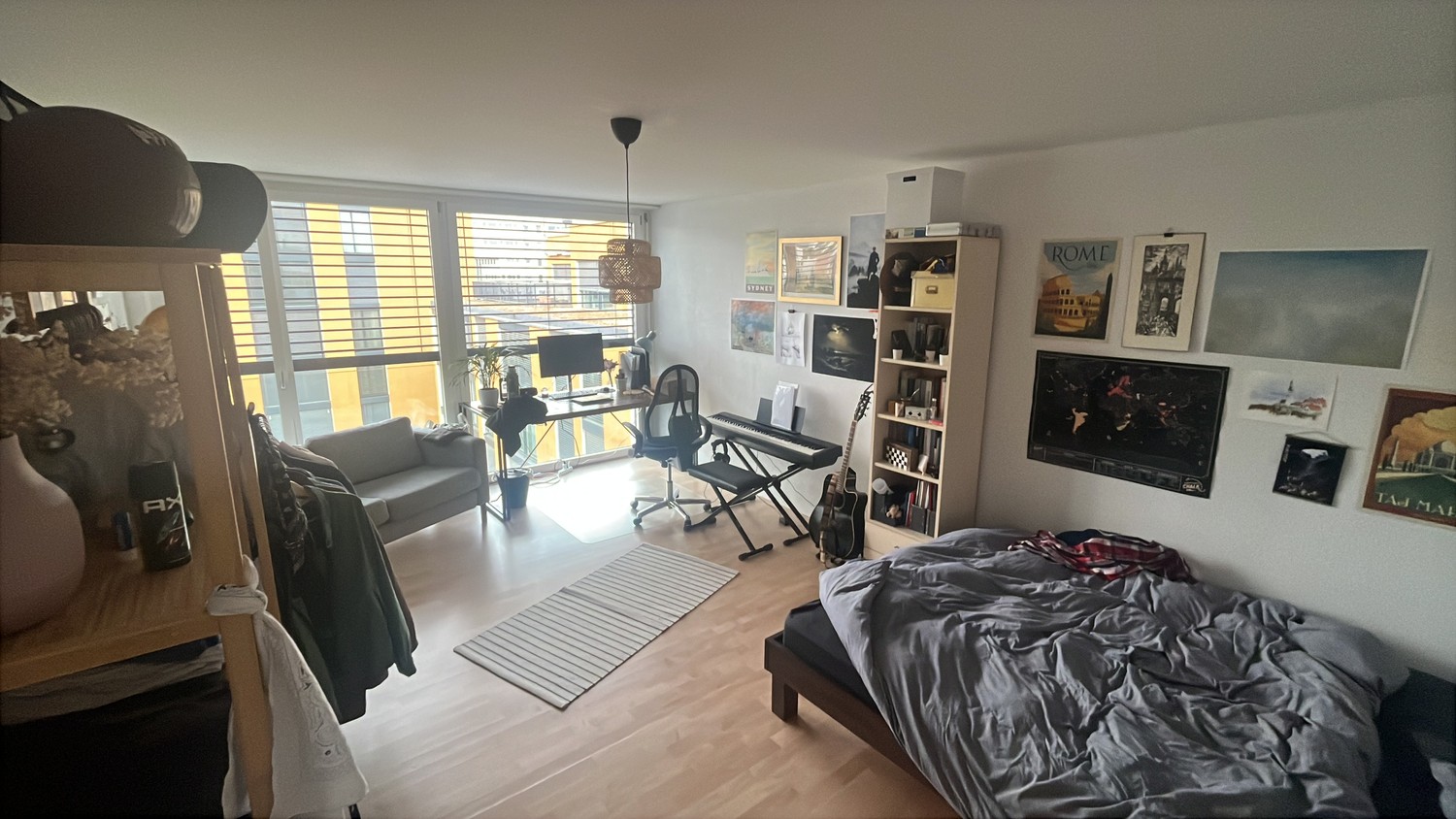 Zimmer in einer WG
Gehe in einen Kurzurlaub und untervermiete mein Zimmer für einen vorübergehenden Aufenthalt!
Die Untermiete ist vom 30. September bis zum 14. Oktober. Die monatliche Miete beträgt 1'190 Franken, somit werden es für den **14-tägigen Aufenthalt 555 Franken** sein, inklusive Nebenkos, Foto 2 von 6