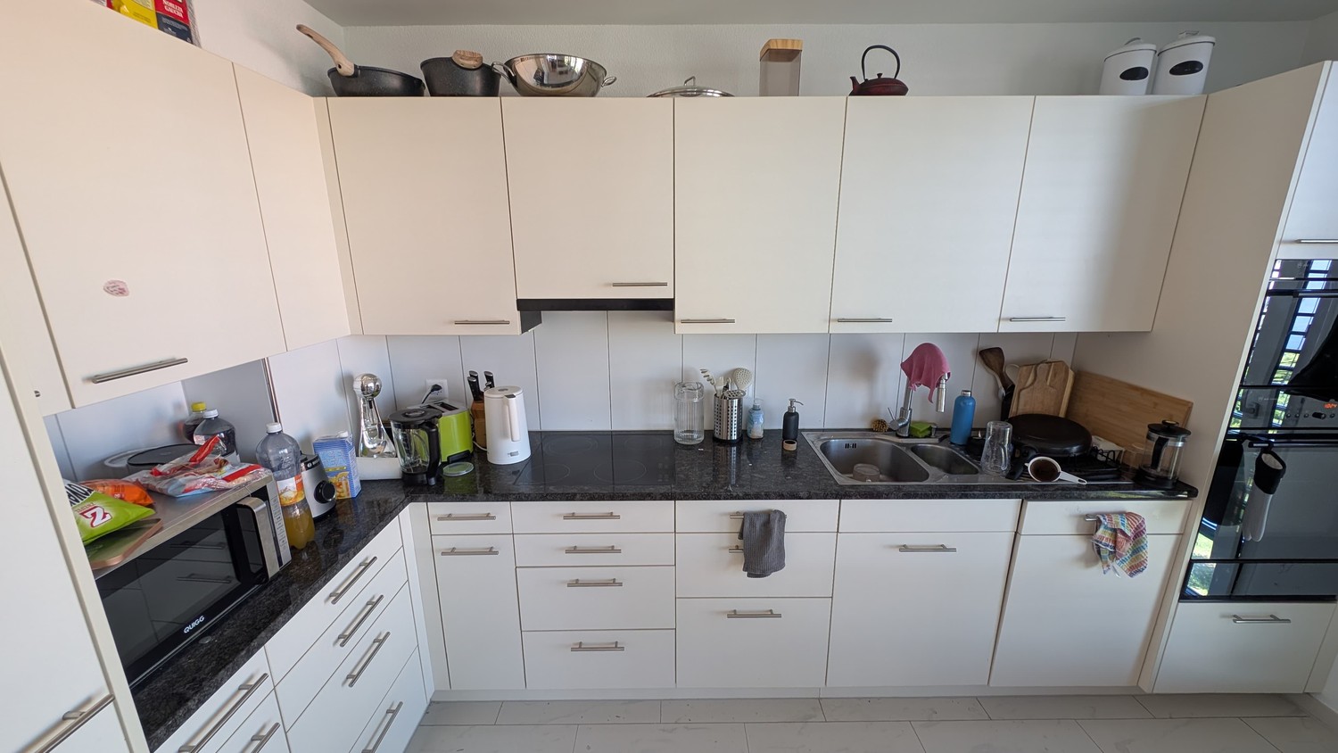 Zimmer in einer WG
Gehe in einen Kurzurlaub und untervermiete mein Zimmer für einen vorübergehenden Aufenthalt!
Die Untermiete ist vom 30. September bis zum 14. Oktober. Die monatliche Miete beträgt 1'190 Franken, somit werden es für den **14-tägigen Aufenthalt 555 Franken** sein, inklusive Nebenkos, Foto 4 von 6