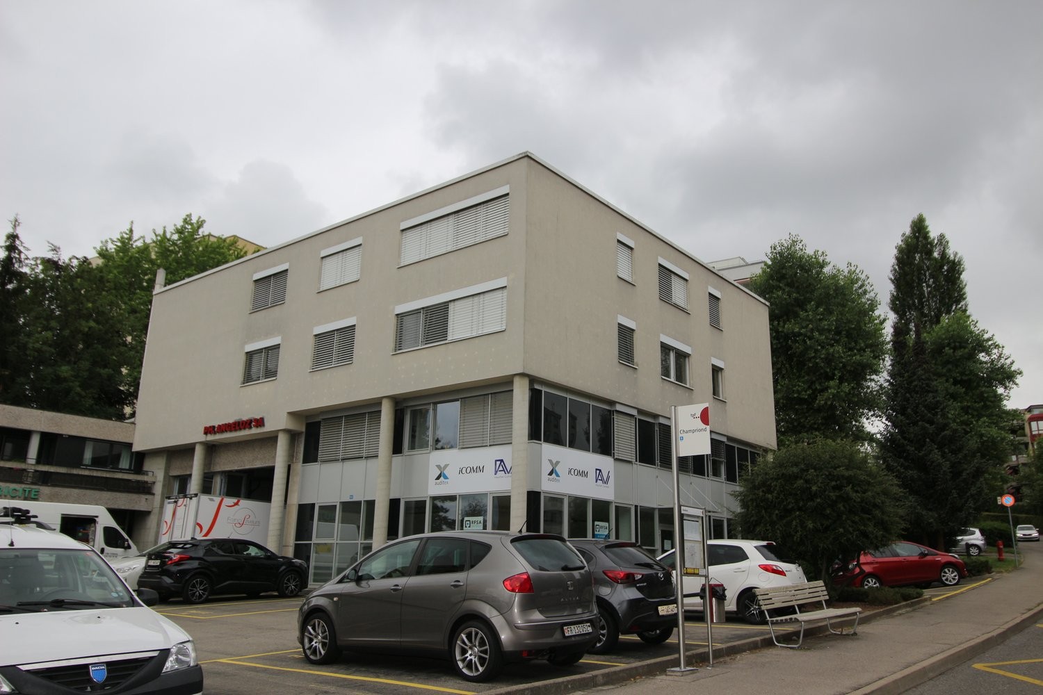 131m² shop