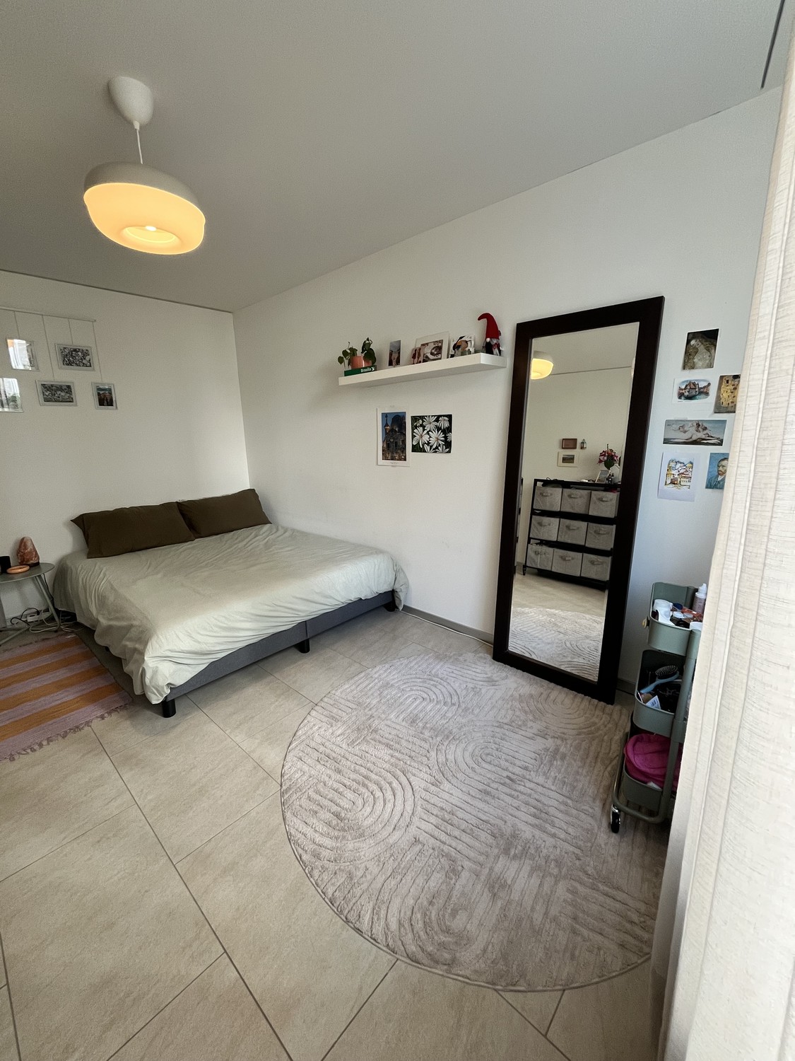 Zimmer in einer WG

Hi! 
Ich untervermiete mein Zimmer in einer Wohngemeinschaft in Zurich für 24 Tage, vom 14 August bis zum 7 September 2026.

📍 Lage: zwischen Alt-Wiedikon und Enge, nur 3 Gehminuten von Sihlcity entfernt, mit guten öffentlichen Verkehrsanbindungen

🏠 Über die Wohnung:
• WG mit , Foto 1 von 6