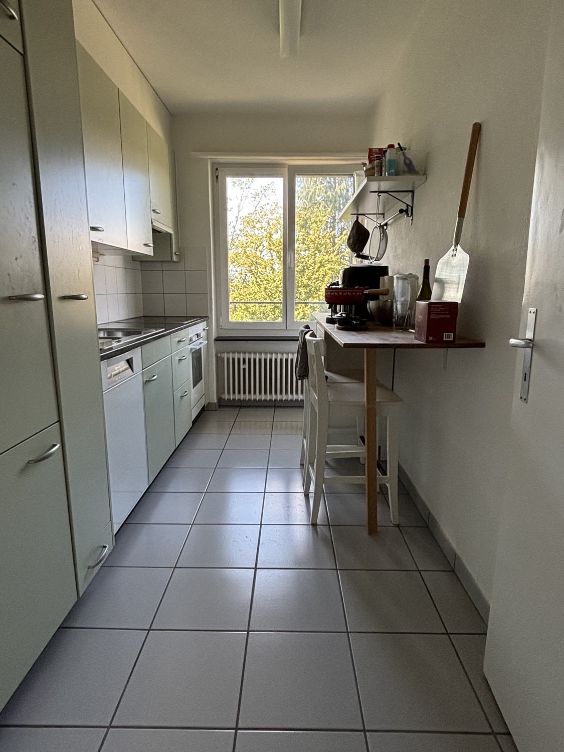 Zimmer in einer WG

Ich vermiete ein möbliertes Zimmer in einer Wohngemeinschaft in Winterthur, die buchstäblich 5 Gehminuten vom Bahnhof Winterthur entfernt liegt.

Die Wohnung hat 2 Schlafzimmer, eine Küche, ein Wohnzimmer und ein Badezimmer. Du würdest die Wohnung mit mir teilen, hättest aber dei