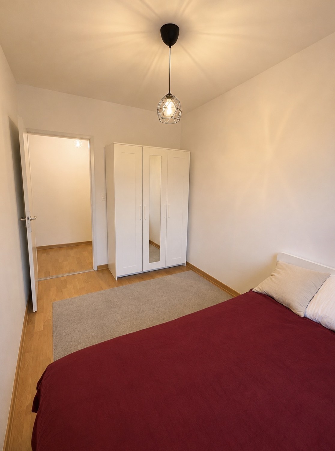 Zimmer in einer WG

Ich vermiete ein möbliertes Zimmer in einer Wohngemeinschaft in Winterthur, die buchstäblich 5 Gehminuten vom Bahnhof Winterthur entfernt liegt.

Die Wohnung hat 2 Schlafzimmer, eine Küche, ein Wohnzimmer und ein Badezimmer. Du würdest die Wohnung mit mir teilen, hättest aber dei