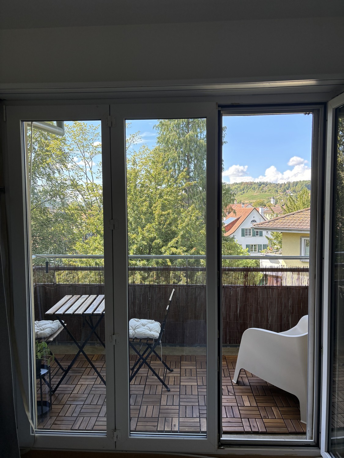 Zimmer in einer WG

Ich vermiete ein möbliertes Zimmer in einer Wohngemeinschaft in Winterthur, die buchstäblich 5 Gehminuten vom Bahnhof Winterthur entfernt liegt.

Die Wohnung hat 2 Schlafzimmer, eine Küche, ein Wohnzimmer und ein Badezimmer. Du würdest die Wohnung mit mir teilen, hättest aber dei