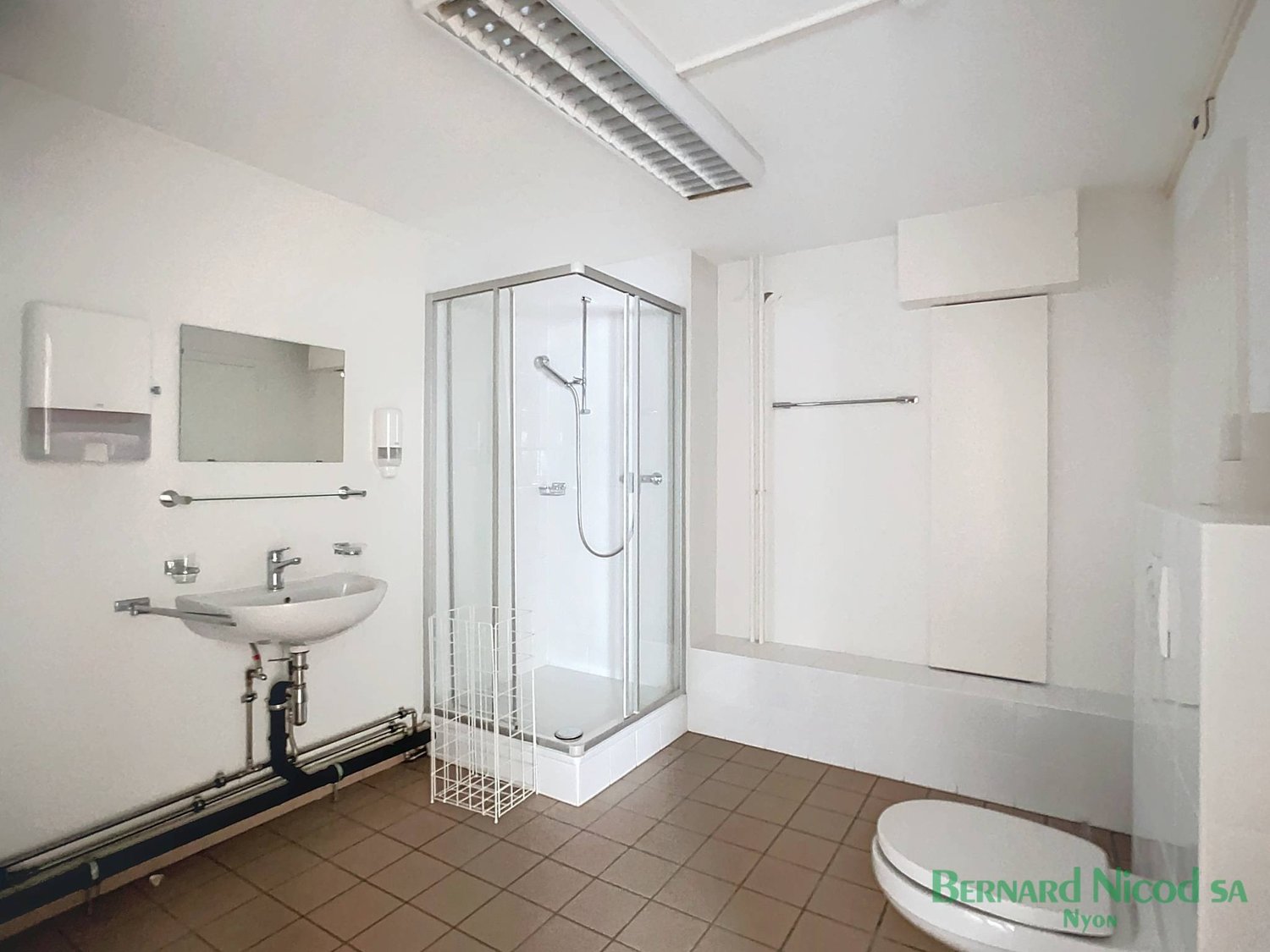 302m² office