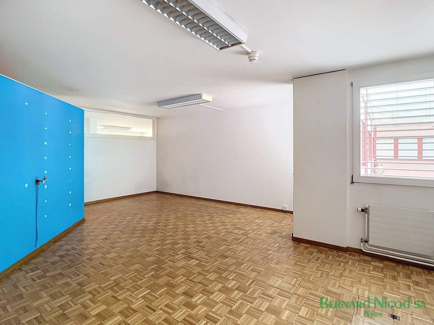 302m² office