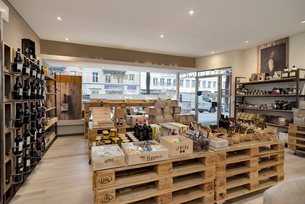 125m² shop