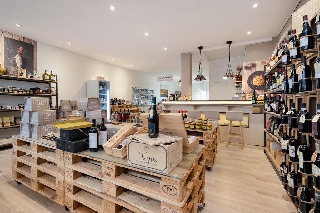 125m² shop