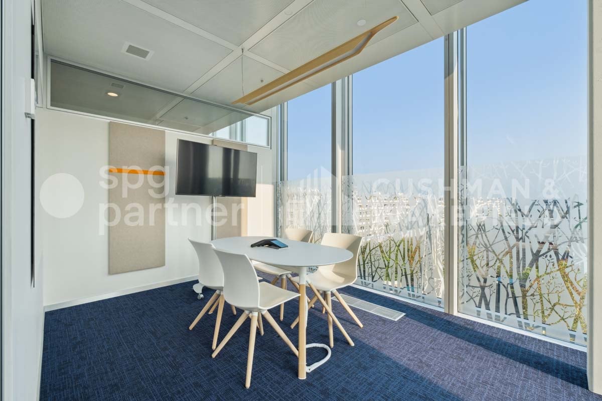 319m² office