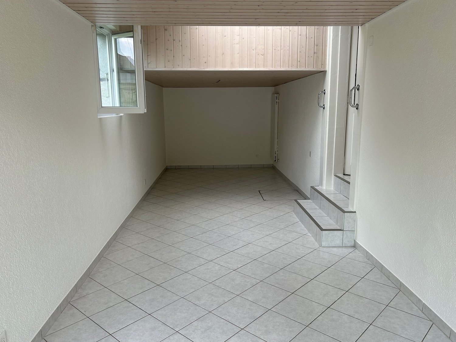 3 ½ room apartment

3.5 room apartment on the lower ground floor comprising a hallway, a fully renovated fitted kitchen, two bedrooms (new parquet flooring), a living room with access to the terrace, a bathroom with bathtub/wc. 

A laundry flat rate of CHF 40.00 per month.