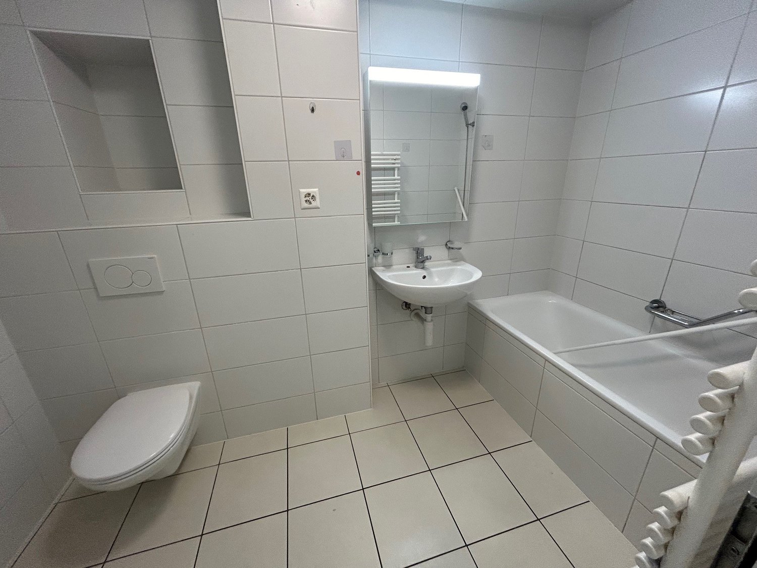 3 ½ room apartment

3.5 room apartment on the lower ground floor comprising a hallway, a fully renovated fitted kitchen, two bedrooms (new parquet flooring), a living room with access to the terrace, a bathroom with bathtub/wc. 

A laundry flat rate of CHF 40.00 per month.