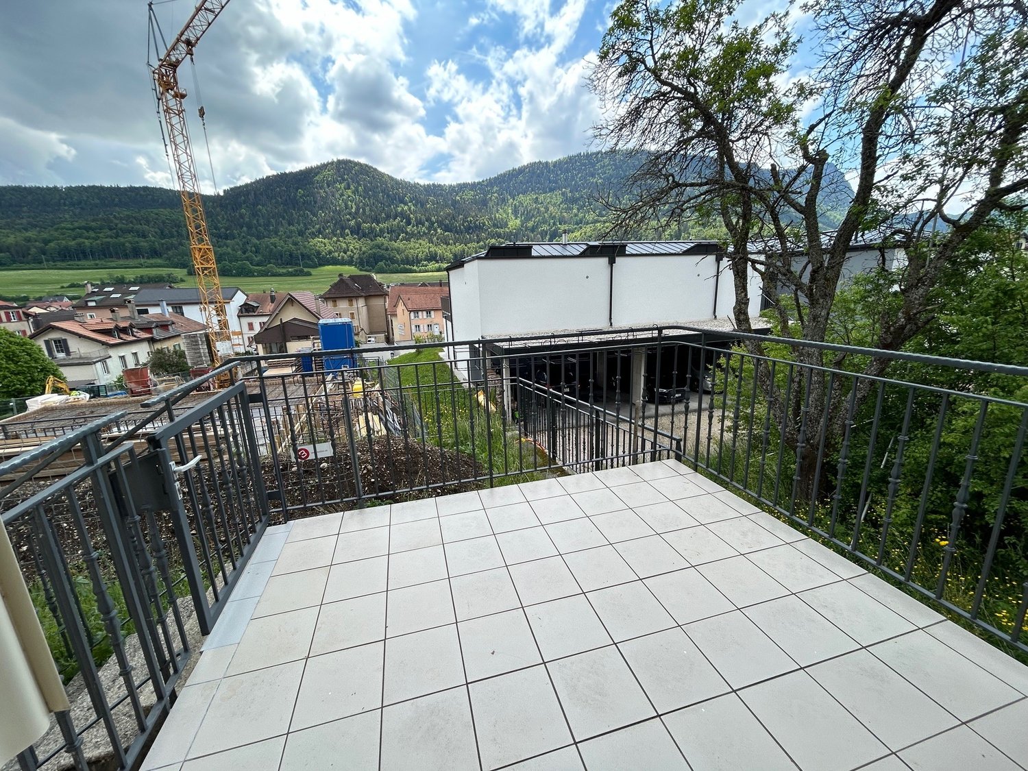 3 ½ room apartment

3.5 room apartment on the lower ground floor comprising a hallway, a fully renovated fitted kitchen, two bedrooms (new parquet flooring), a living room with access to the terrace, a bathroom with bathtub/wc. 

A laundry flat rate of CHF 40.00 per month.