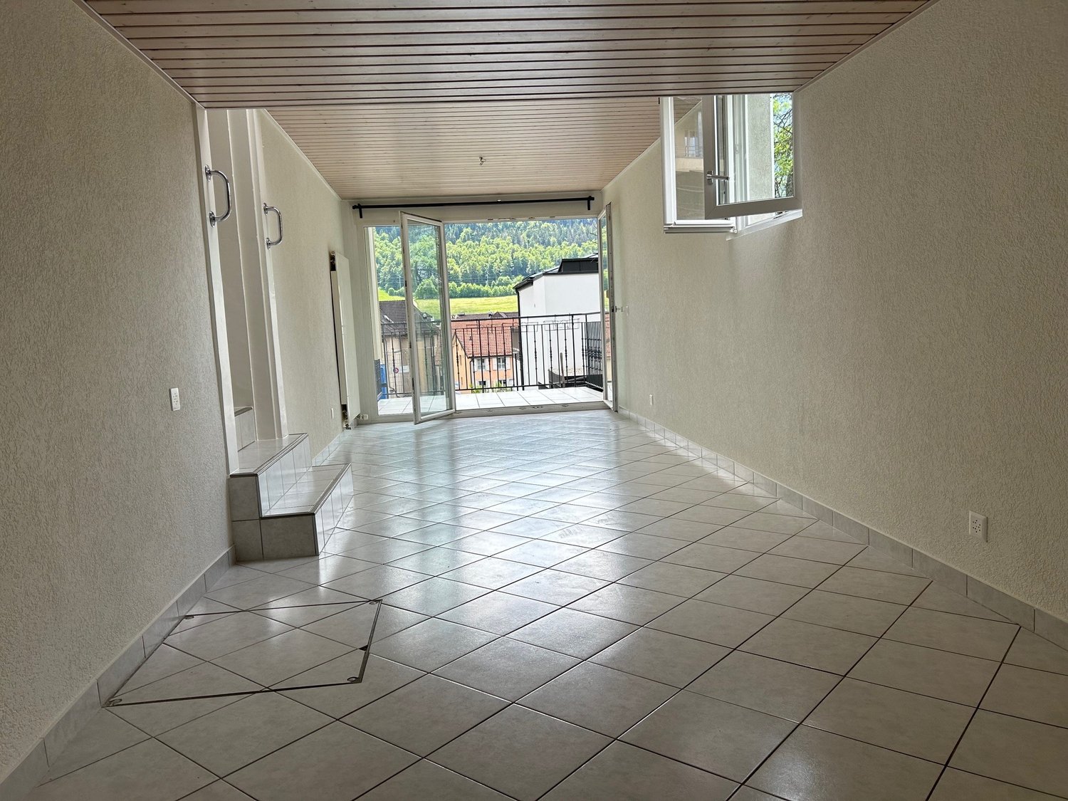 3 ½ room apartment

3.5 room apartment on the lower ground floor comprising a hallway, a fully renovated fitted kitchen, two bedrooms (new parquet flooring), a living room with access to the terrace, a bathroom with bathtub/wc. 

A laundry flat rate of CHF 40.00 per month.