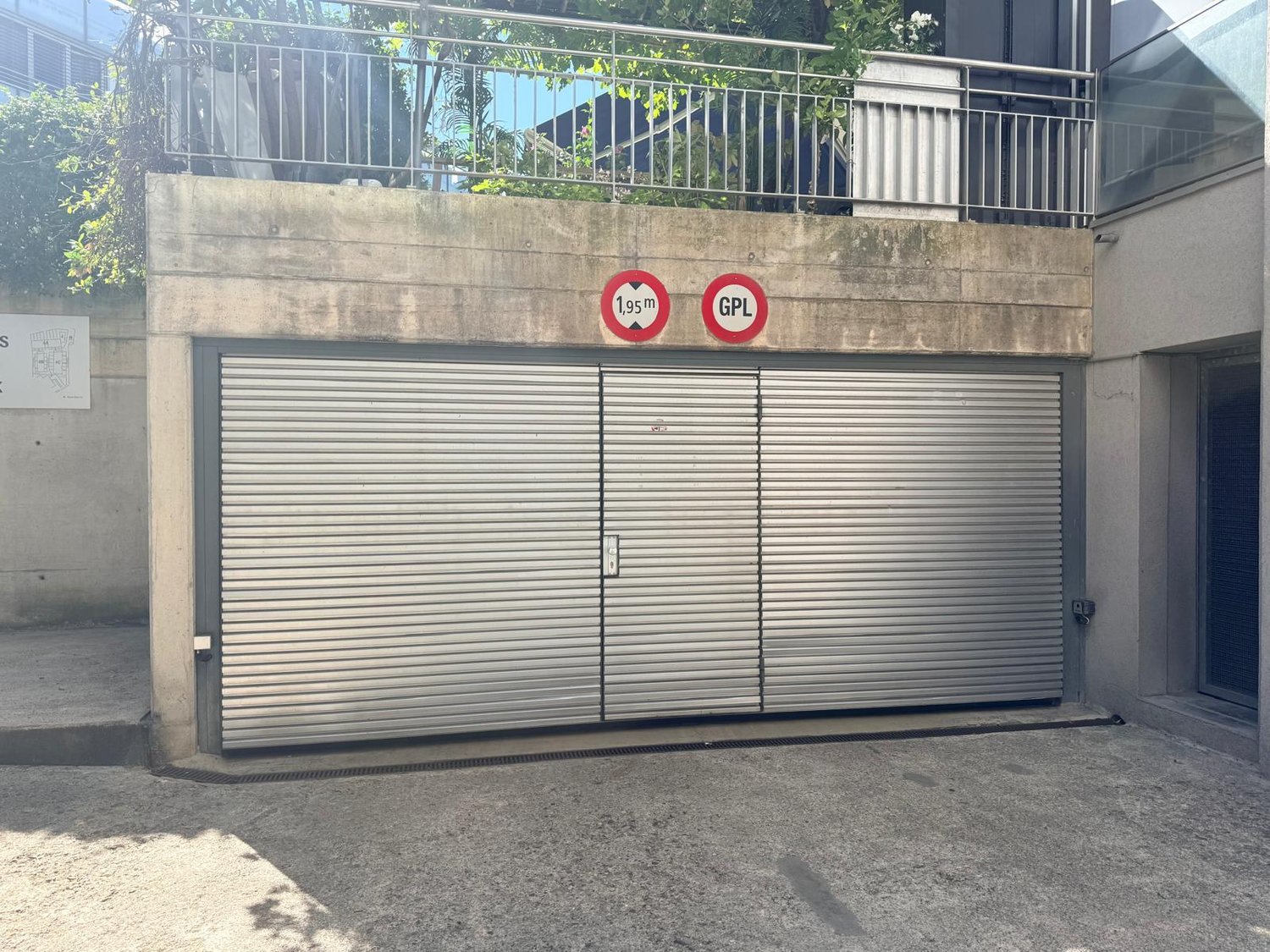 Überdachter Parkplatz, Foto 3 von 3