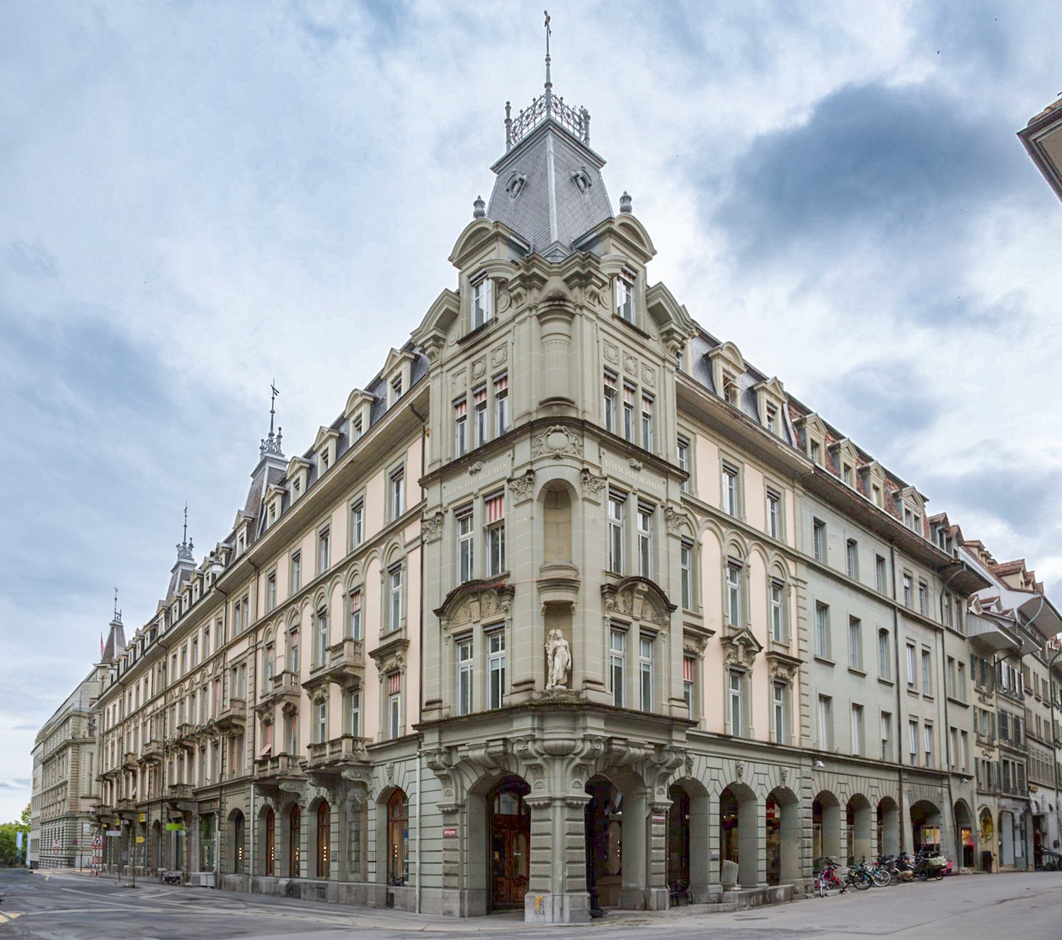 260m² office