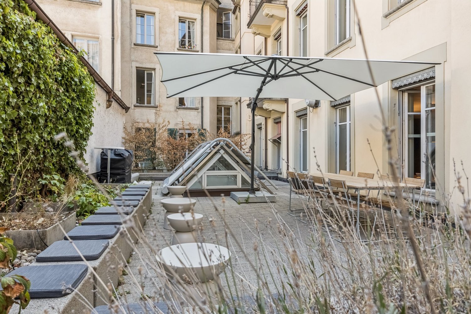 260m² office