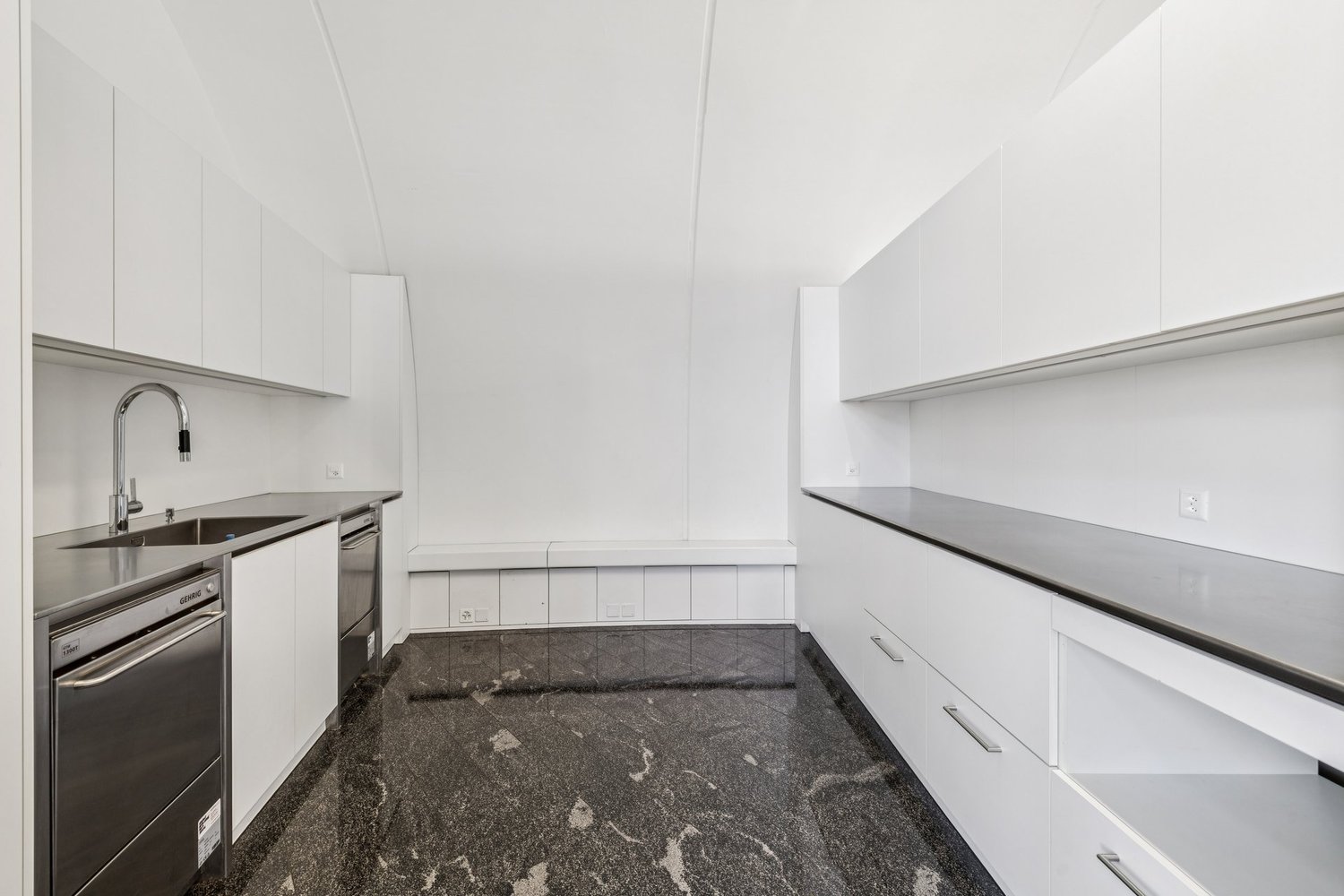 526m² office