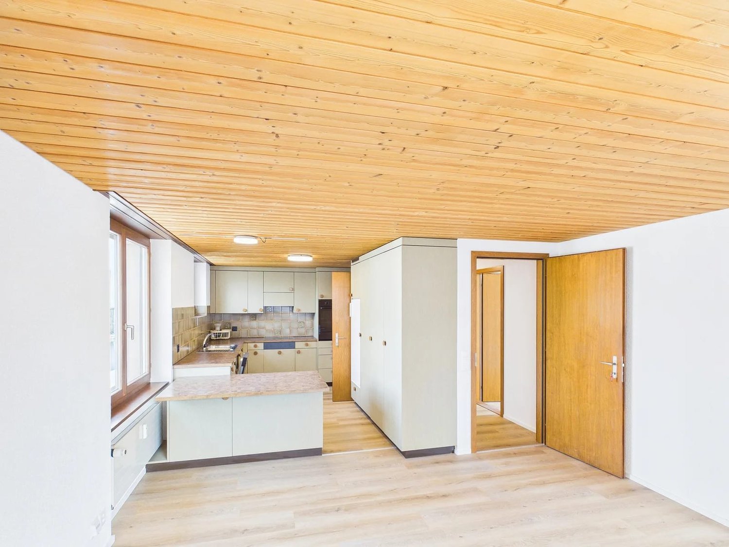 Appartamento di 4 ½ locali

Chi cerca un appartamento spazioso di 4.5 locali in una posizione eccellente rispetto ai mezzi di trasporto pubblici, troverà in Rössligasse 2 a 4450 Sissach un appartamento curato al 2° piano con 1 bagno. La situazione abitativa è completata dal balcone, una colonna lava