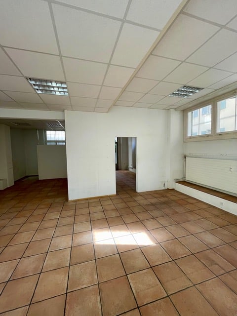 48m² shop