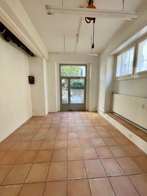 48m² shop