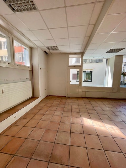 48m² shop