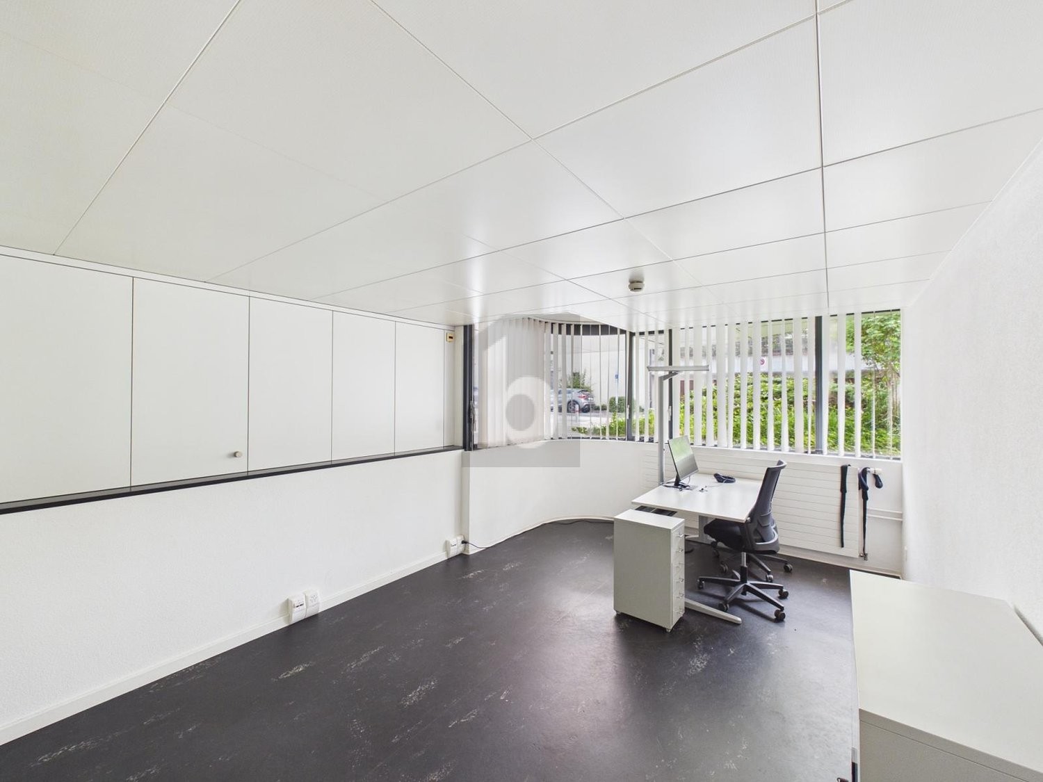 180m² office