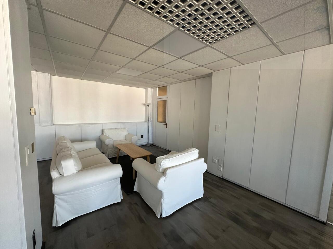 950m² office