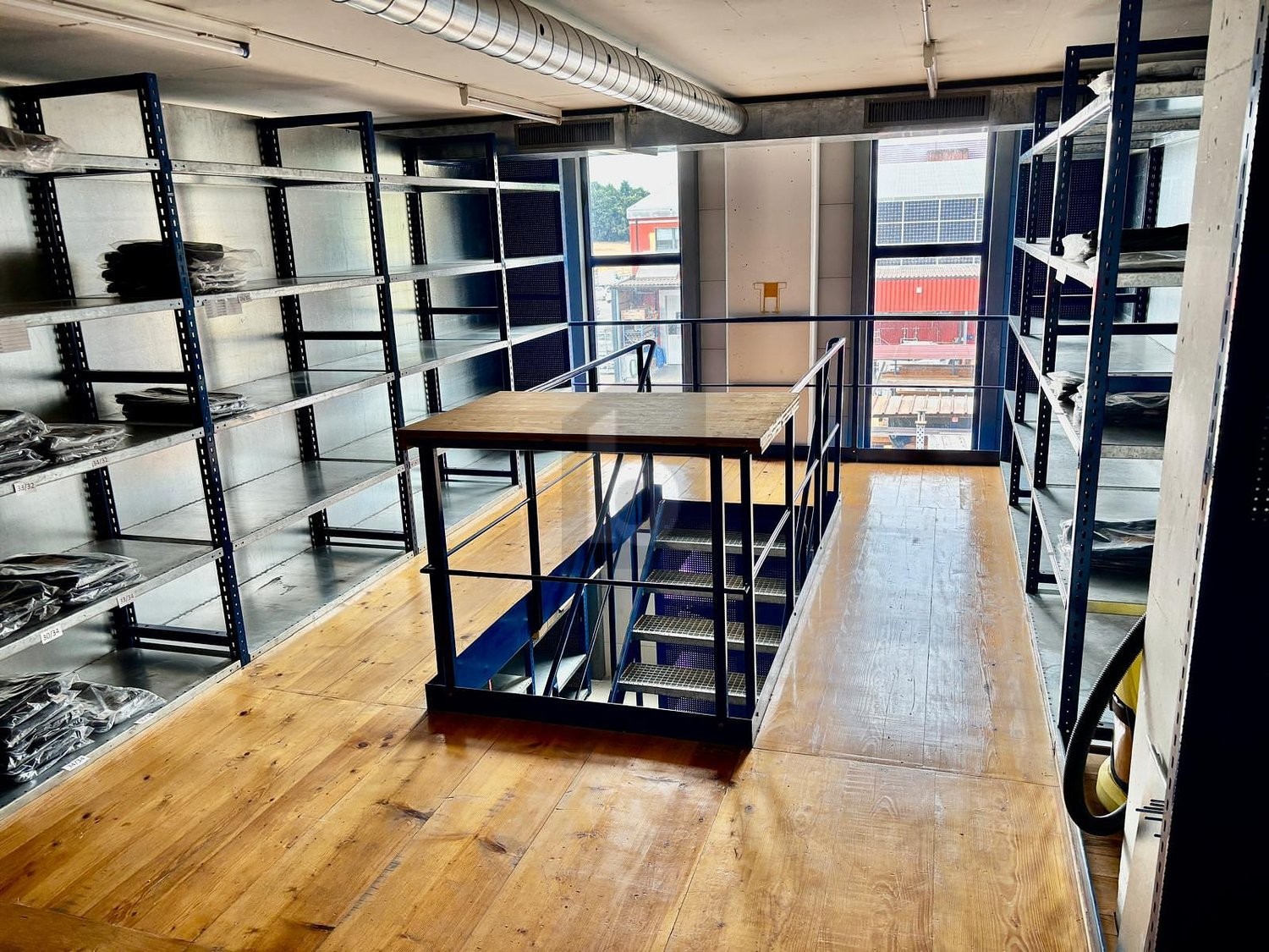 1080m² storage room, Foto 1 von 4