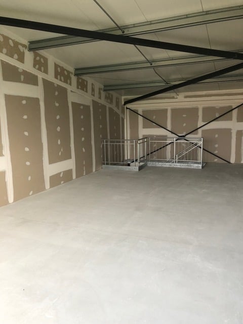 130m² commercial