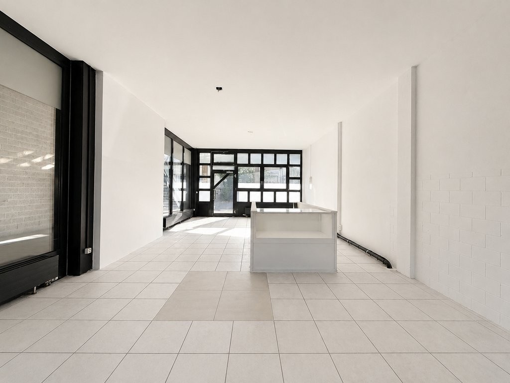 82m² shop