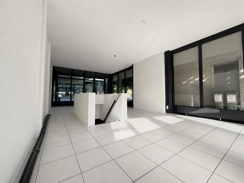82m² shop