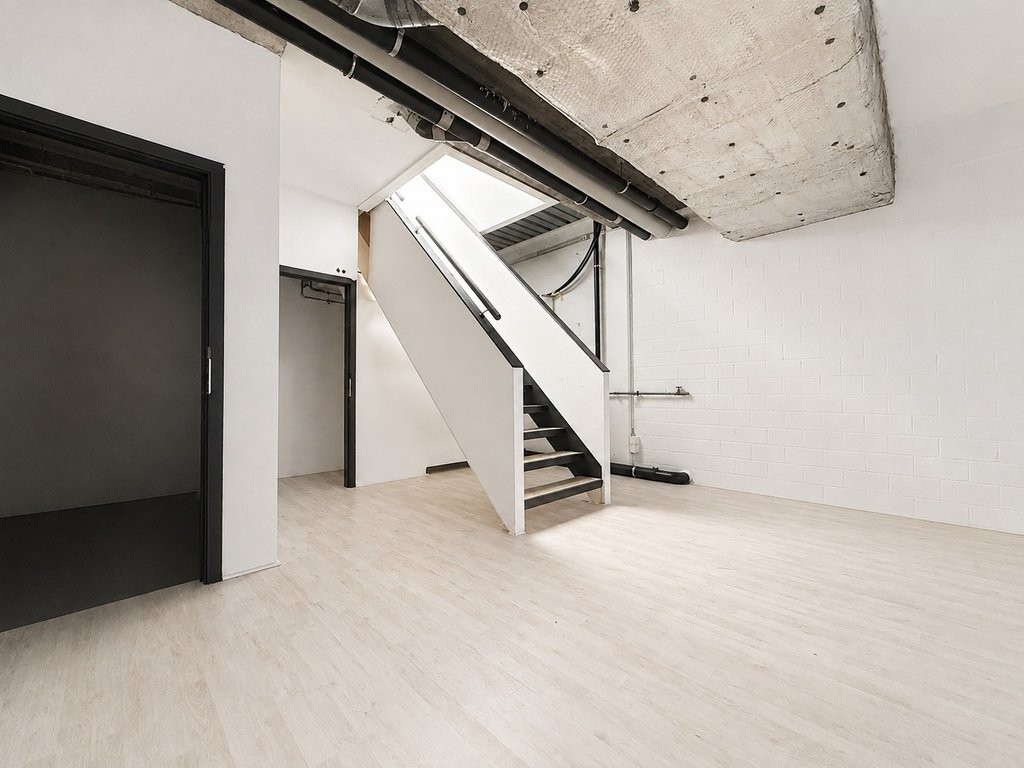 82m² shop