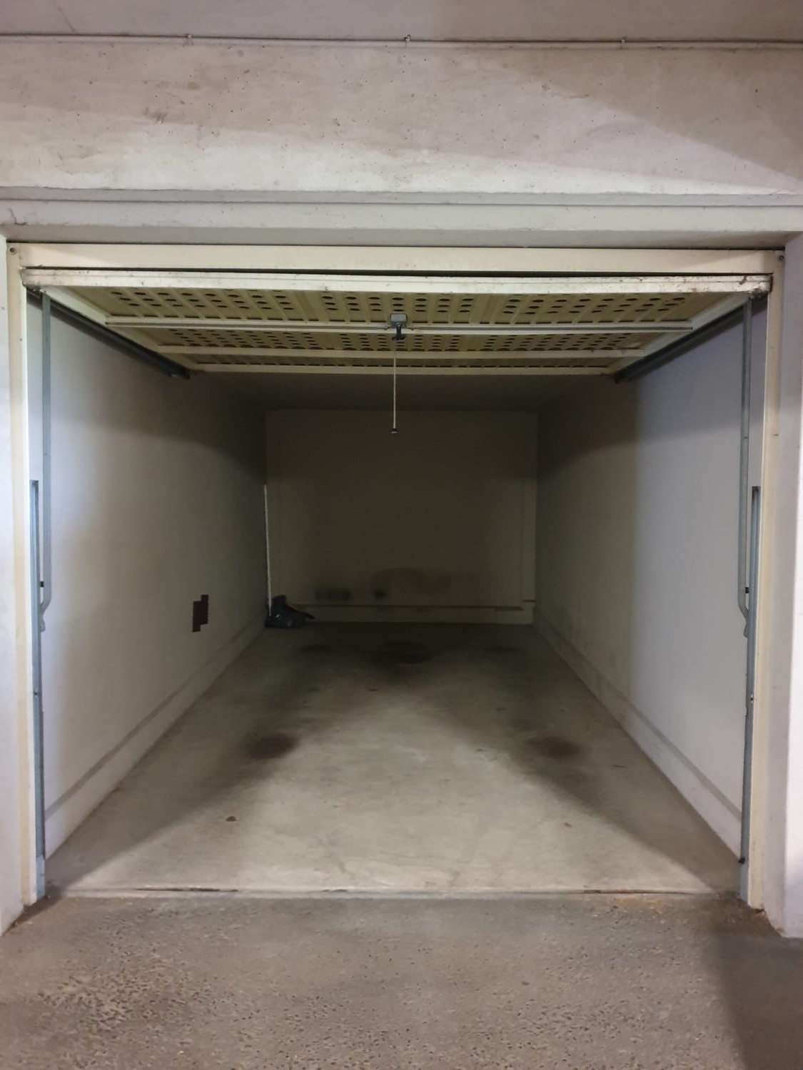 Unterirdischer Parkplatz, Foto 2 von 3