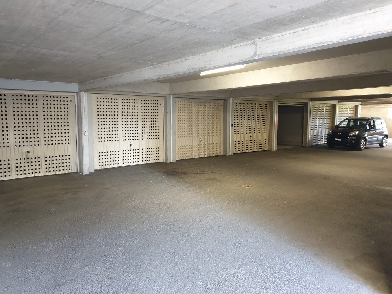 Unterirdischer Parkplatz, Foto 1 von 3