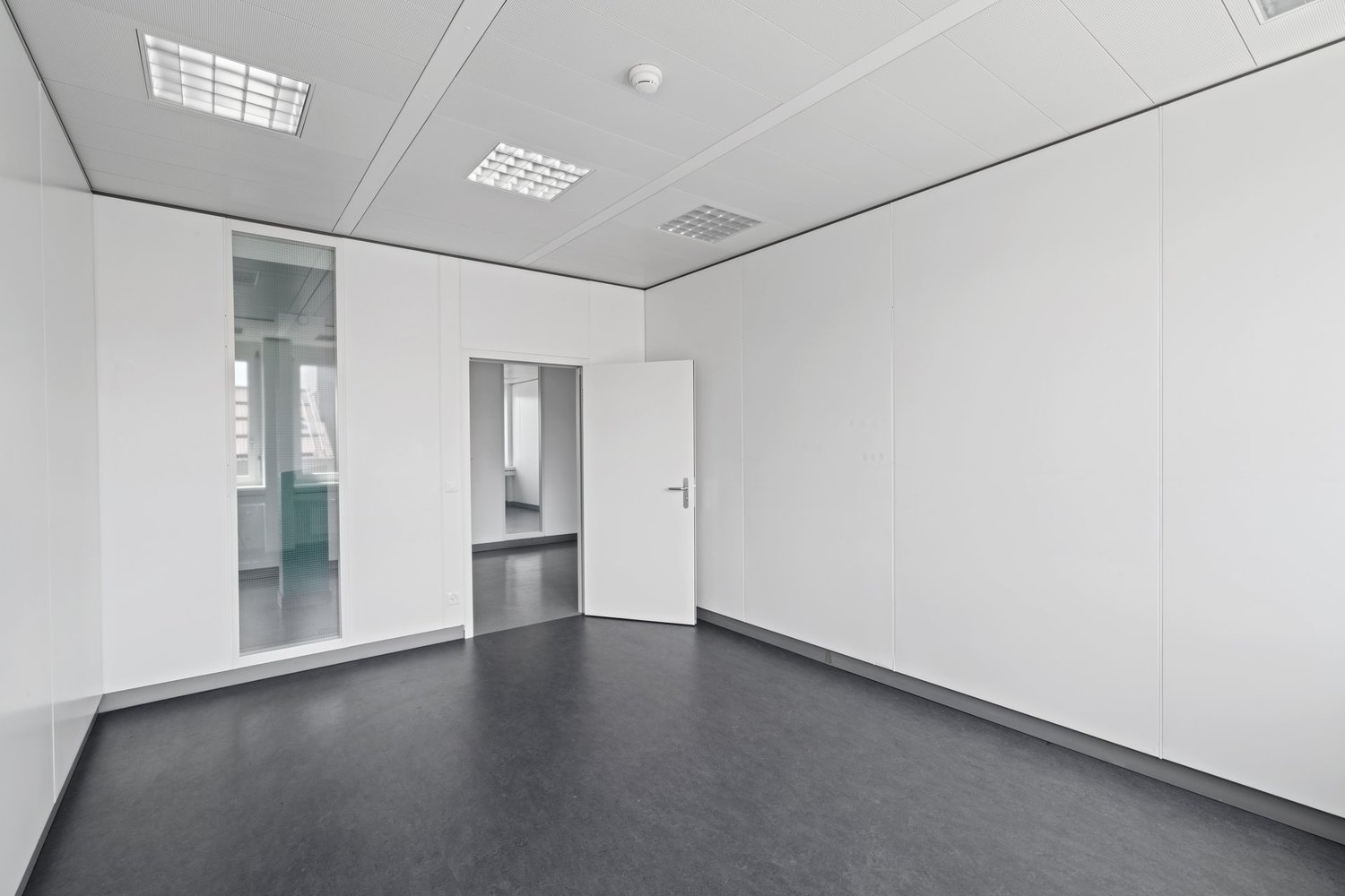 300m² office