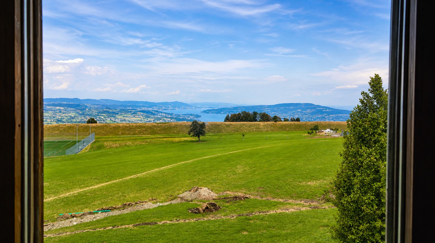 Chambre dans une colocation
Chambre lumineuse et meublée disponible à la location dans un endroit paisible avec de magnifiques vues panoramiques sur le lac, les montagnes et la campagne environnante.
L'appartement offre un espace de vie commun spacieux, une cuisine entièrement équipée et une sall