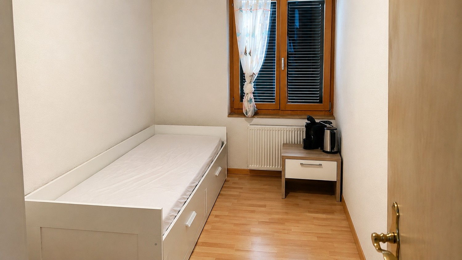 Chambre dans une colocation
Chambre lumineuse et meublée disponible à la location dans un endroit paisible avec de magnifiques vues panoramiques sur le lac, les montagnes et la campagne environnante.
L'appartement offre un espace de vie commun spacieux, une cuisine entièrement équipée et une sall