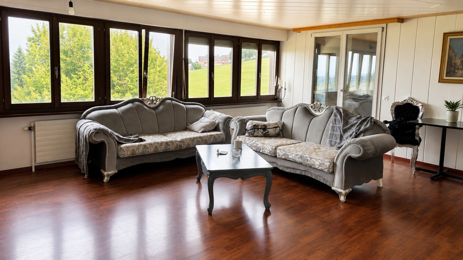 Chambre dans une colocation
Chambre lumineuse et meublée disponible à la location dans un endroit paisible avec de magnifiques vues panoramiques sur le lac, les montagnes et la campagne environnante.
L'appartement offre un espace de vie commun spacieux, une cuisine entièrement équipée et une sall