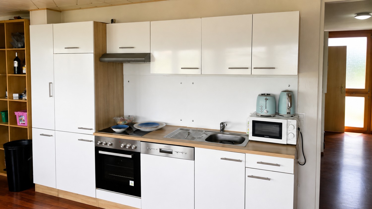 Chambre dans une colocation
Chambre lumineuse et meublée disponible à la location dans un endroit paisible avec de magnifiques vues panoramiques sur le lac, les montagnes et la campagne environnante.
L'appartement offre un espace de vie commun spacieux, une cuisine entièrement équipée et une sall