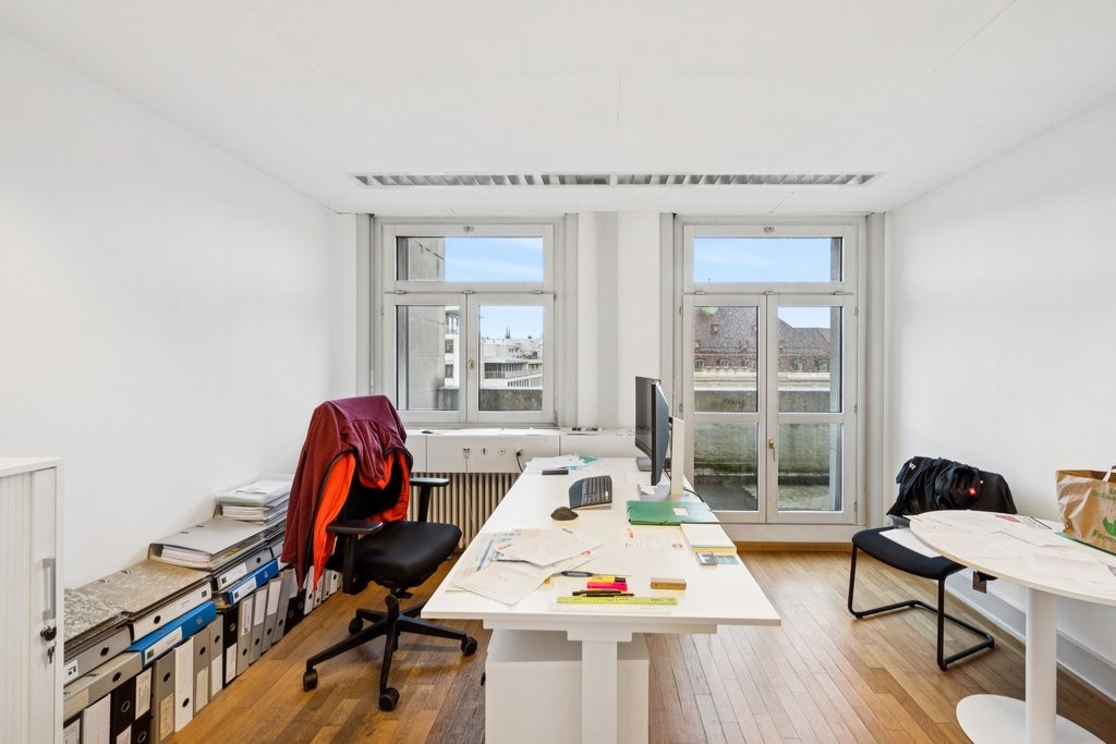 298m² office