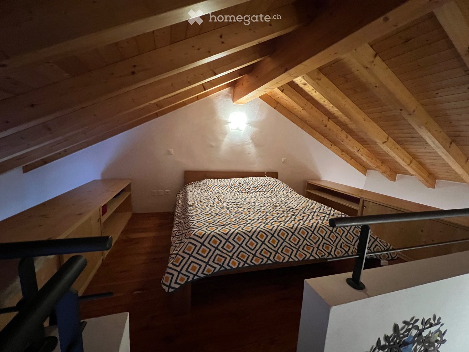 3-Zimmer-Einfamilienhaus
Rustikales Häuschen im Kern von Bigorio zu vermieten.
3 ETAGEN, 3 Zimmer,
EG: Haupteingang, Küche, Wohnzimmer.
Obergeschoss: offenes Dachzimmer.
Untergeschoss: kleine Waschküche, Badezimmer mit Dusche, kleines Zimmer, Abstellraum unter der Treppe, 2 Zugänge zum Haus.
Miet, Foto 4 von 5