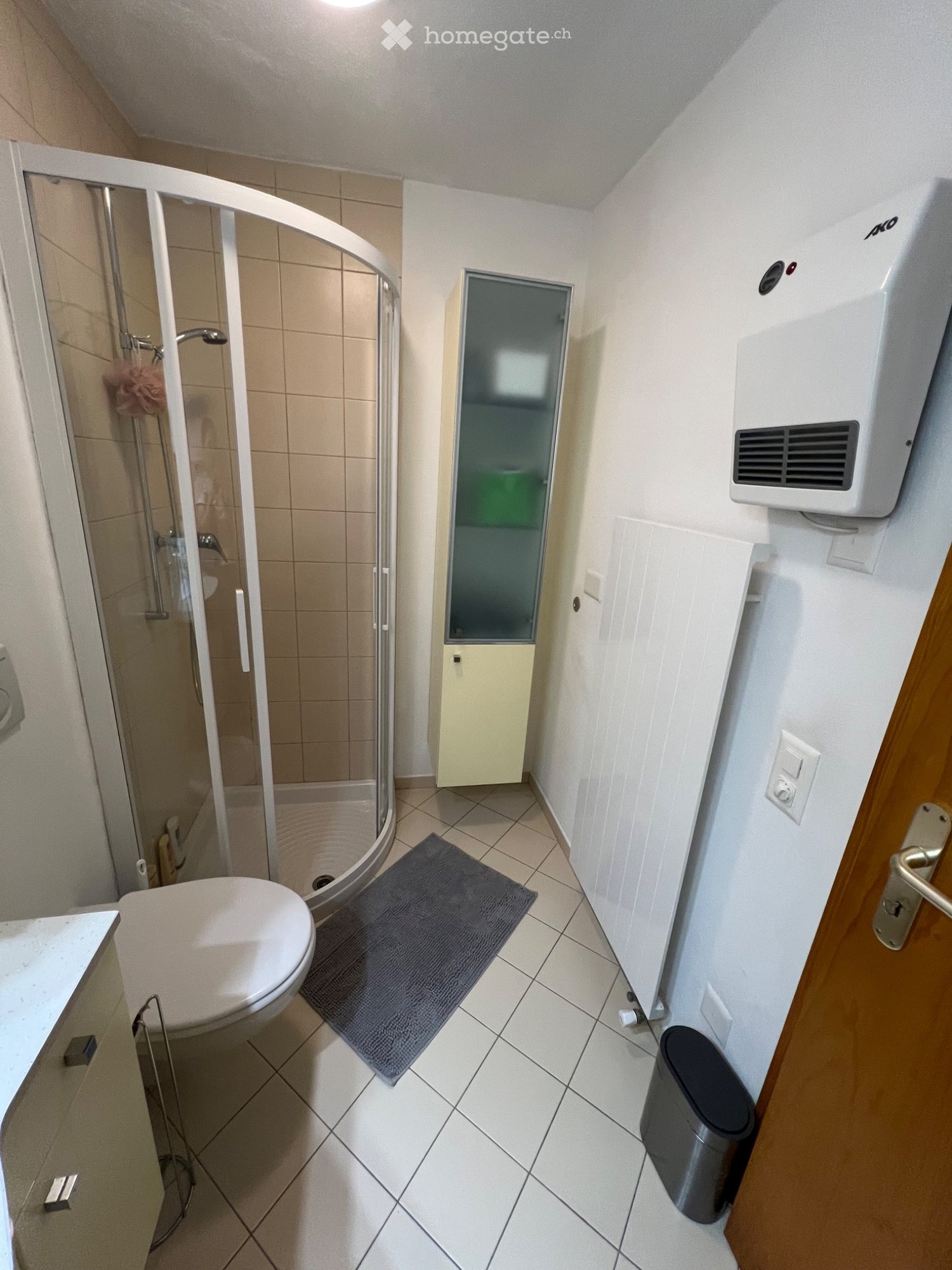 3-Zimmer-Einfamilienhaus
Rustikales Häuschen im Kern von Bigorio zu vermieten.
3 ETAGEN, 3 Zimmer,
EG: Haupteingang, Küche, Wohnzimmer.
Obergeschoss: offenes Dachzimmer.
Untergeschoss: kleine Waschküche, Badezimmer mit Dusche, kleines Zimmer, Abstellraum unter der Treppe, 2 Zugänge zum Haus.
Miet, Foto 5 von 5