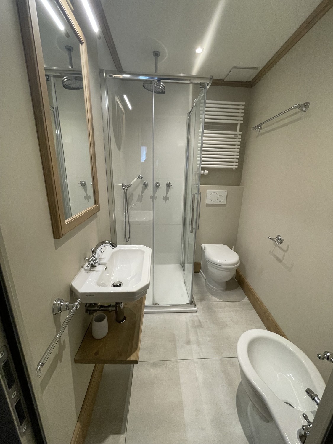 Neues Apartment mit 2 Doppelzimmern, 2 Badezimmern, Wohnzimmer, Küche, Eingang, großem Balkon, atemberaubender Blick auf den Golf, voll möbliert, Foto 6 von 10