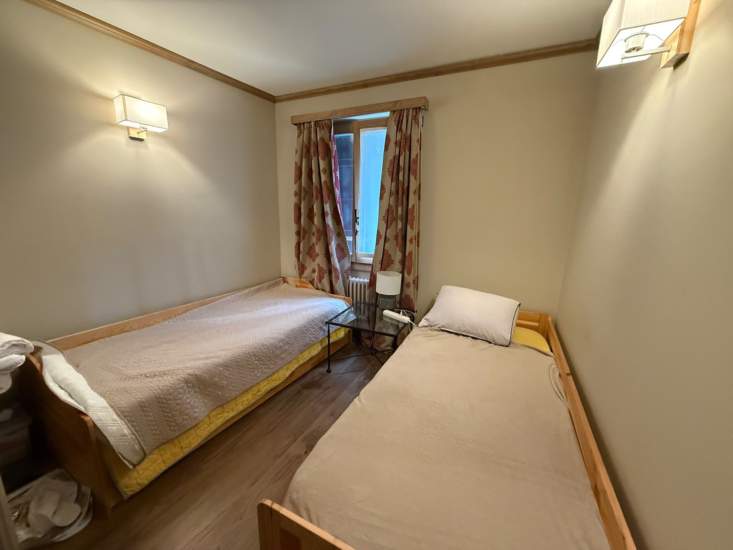 Neues Apartment mit 2 Doppelzimmern, 2 Badezimmern, Wohnzimmer, Küche, Eingang, großem Balkon, atemberaubender Blick auf den Golf, voll möbliert, Foto 4 von 10