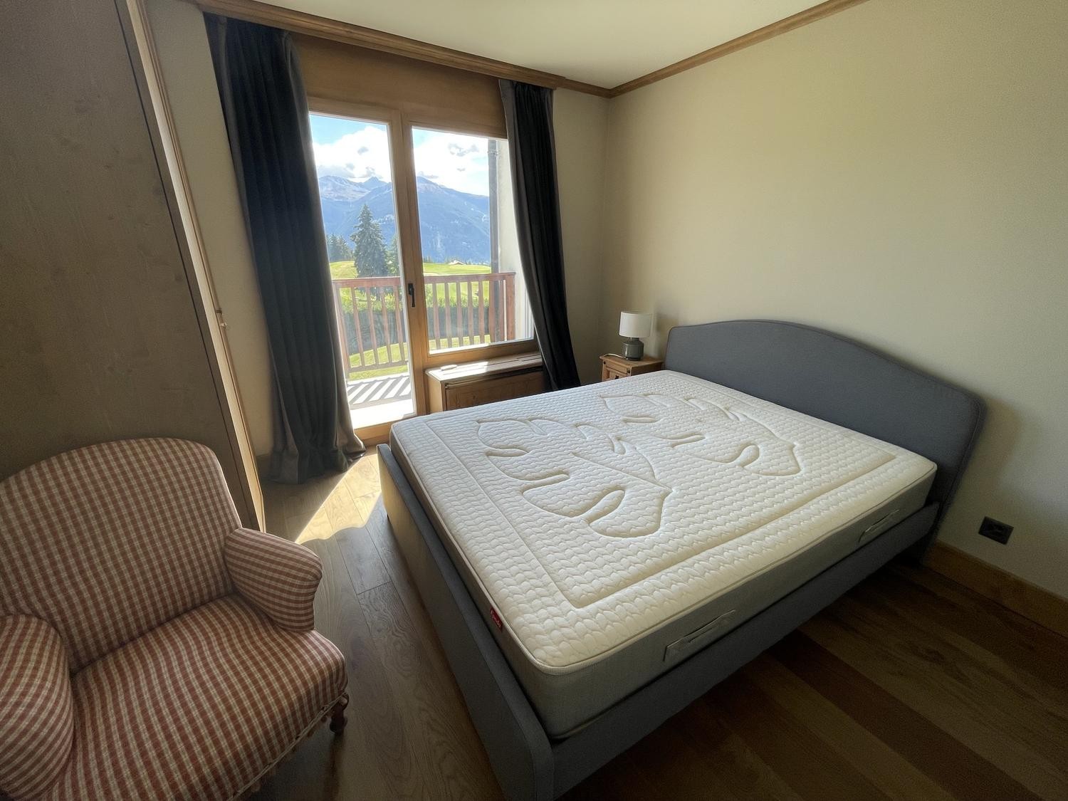 Neues Apartment mit 2 Doppelzimmern, 2 Badezimmern, Wohnzimmer, Küche, Eingang, großem Balkon, atemberaubender Blick auf den Golf, voll möbliert, Foto 1 von 10