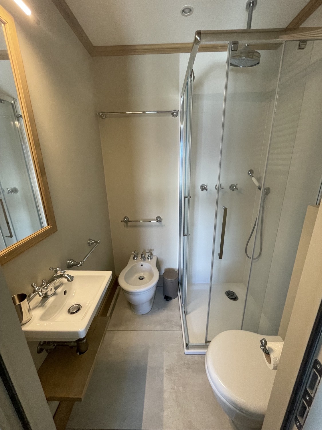 Neues Apartment mit 2 Doppelzimmern, 2 Badezimmern, Wohnzimmer, Küche, Eingang, großem Balkon, atemberaubender Blick auf den Golf, voll möbliert, Foto 3 von 10