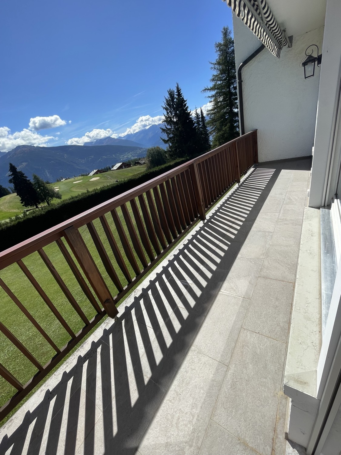Neues Apartment mit 2 Doppelzimmern, 2 Badezimmern, Wohnzimmer, Küche, Eingang, großem Balkon, atemberaubender Blick auf den Golf, voll möbliert, Foto 9 von 10