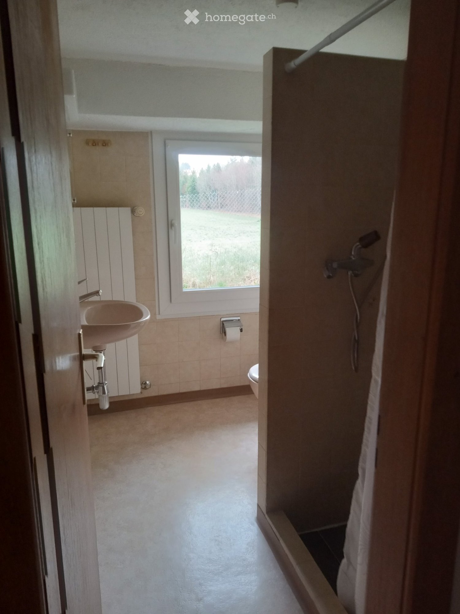 2 ½ Zimmer-Wohnung","description":"Befindet sich im Erdgeschoss eines Bauernhauses (nicht landwirtschaftlich), ausgestattetes Studio mit Eingang, Küche, WC/Dusche, separatem Schlafzimmer.
Parkplatz und Nebenkosten inbegriffen.
Internet via Box möglich, zu installieren und Preis nach Bedarf zu bespre