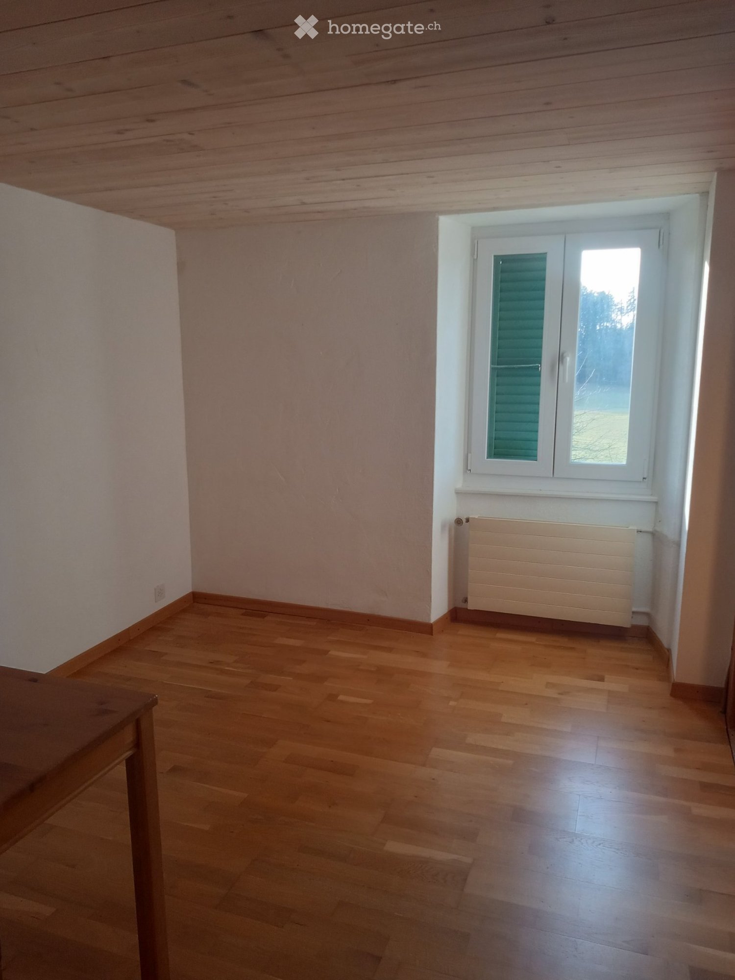 2 ½ Zimmer-Wohnung","description":"Befindet sich im Erdgeschoss eines Bauernhauses (nicht landwirtschaftlich), ausgestattetes Studio mit Eingang, Küche, WC/Dusche, separatem Schlafzimmer.
Parkplatz und Nebenkosten inbegriffen.
Internet via Box möglich, zu installieren und Preis nach Bedarf zu bespre