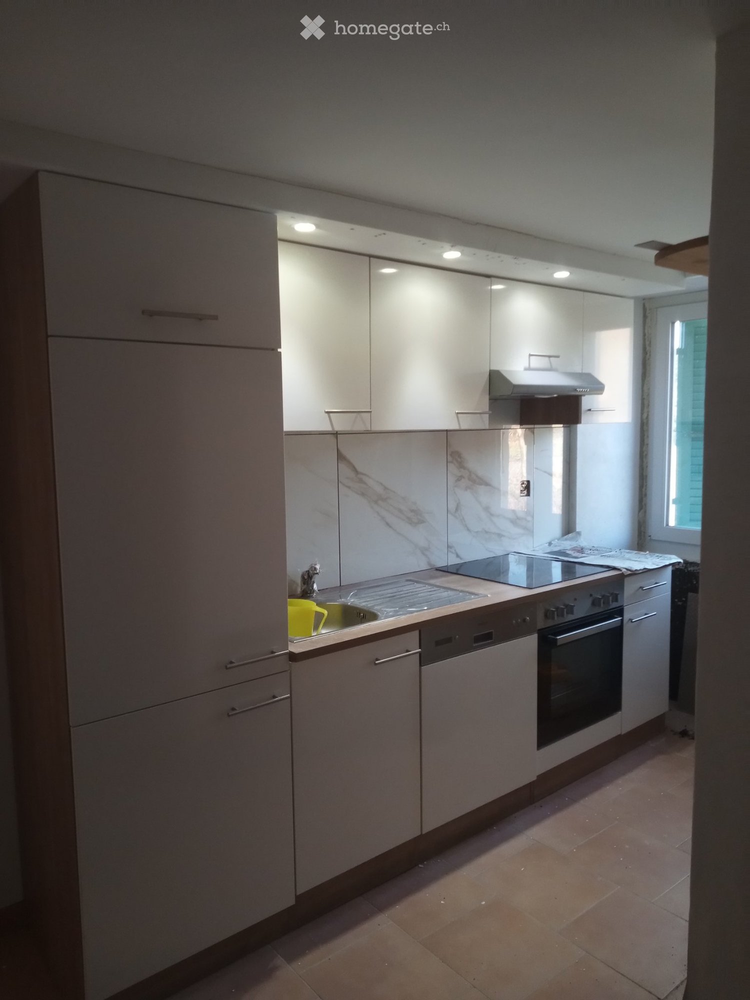 2 ½ Zimmer-Wohnung","description":"Befindet sich im Erdgeschoss eines Bauernhauses (nicht landwirtschaftlich), ausgestattetes Studio mit Eingang, Küche, WC/Dusche, separatem Schlafzimmer.
Parkplatz und Nebenkosten inbegriffen.
Internet via Box möglich, zu installieren und Preis nach Bedarf zu bespre