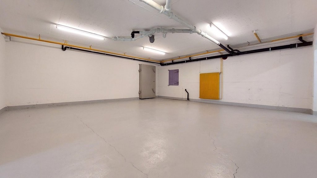 111m² storage room